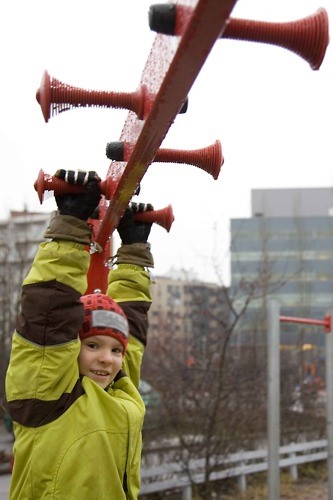 Enfant jouant dans la cour